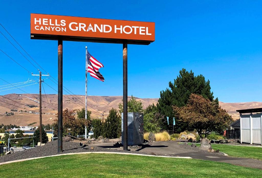 Hells Canyon Grand Hotel