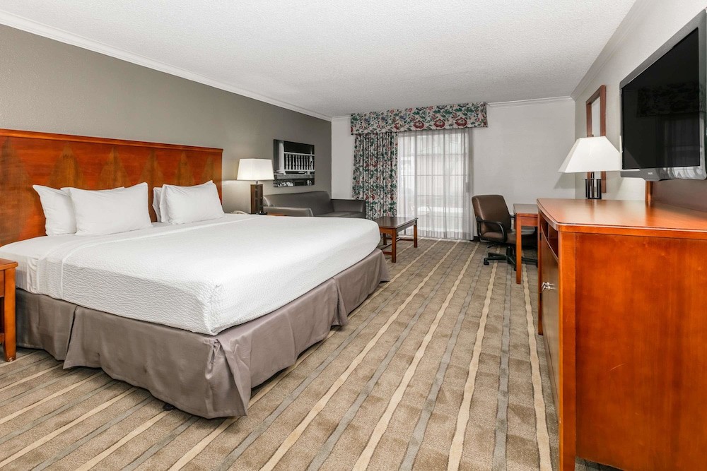 Richmond Inn & Suites Trademark Collection by Wyndham