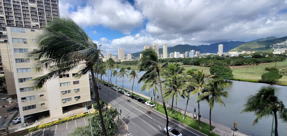 Waikiki Sand Villa Hotel