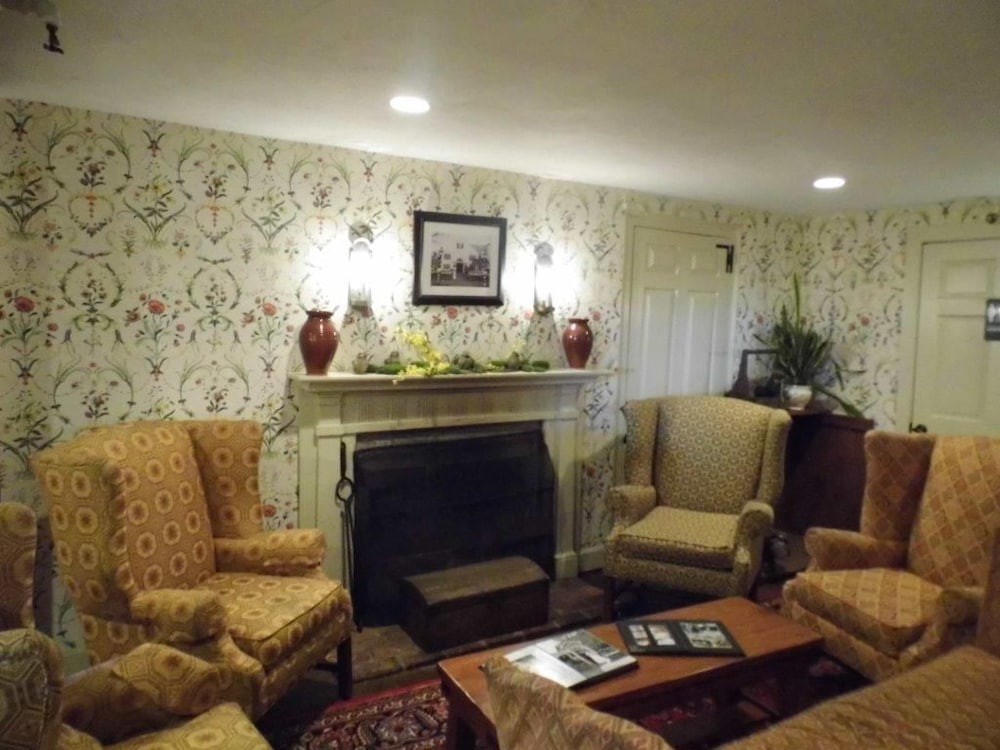 Publick House Historic Inn and Country Motor Lodge