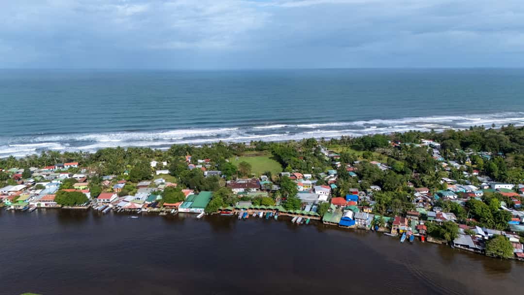 Bezoek aan Tortuguero Village met gids