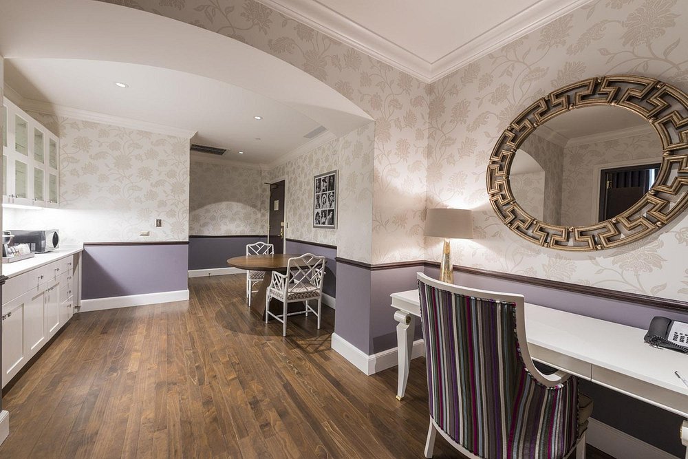 The Artesian Hotel – Sulphur