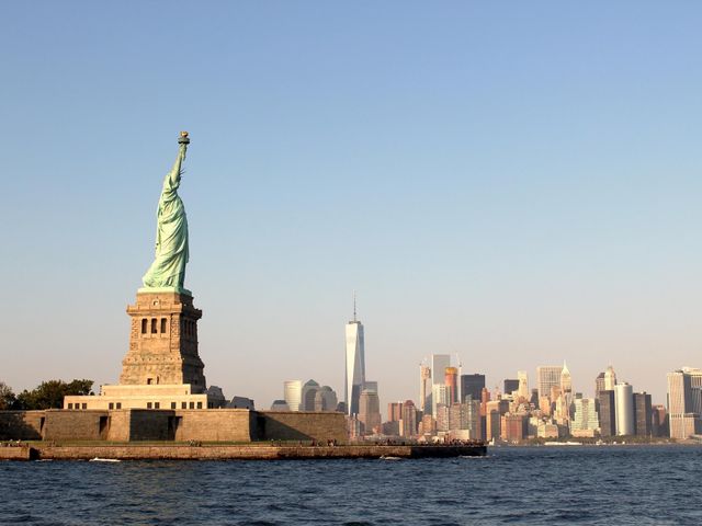 Vrijheidsbeeld in de baai van New York City