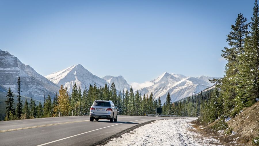 Auto de rijd richting Canadese Rockies in Canada