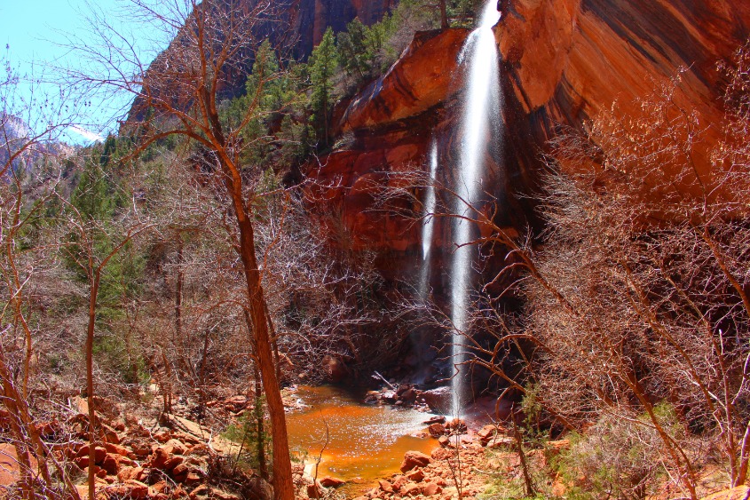 Een uitkijkpunt aan het einde van de Lower Emerald Pools-wandeling in Zion National Park