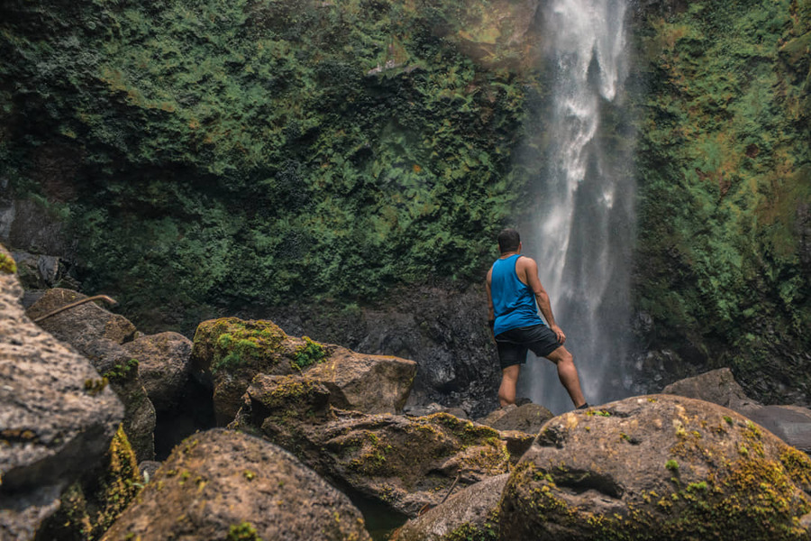 Man voor waterval, Sarapiquí de Alajuela