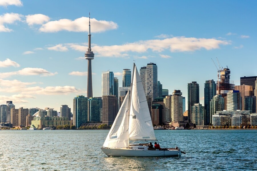Toronto skyline met zeilboot, Ontario