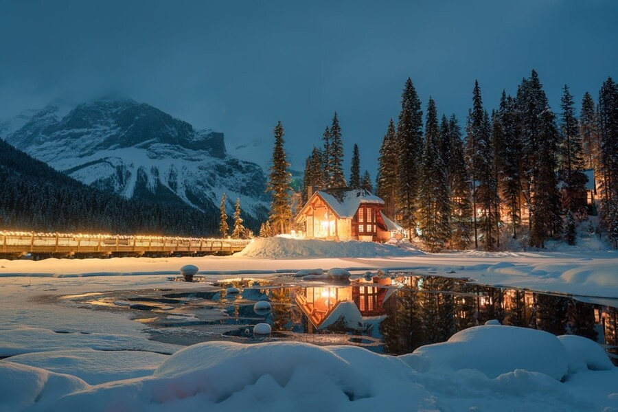 Emerald Lake bedekt met sneeuw in de avond