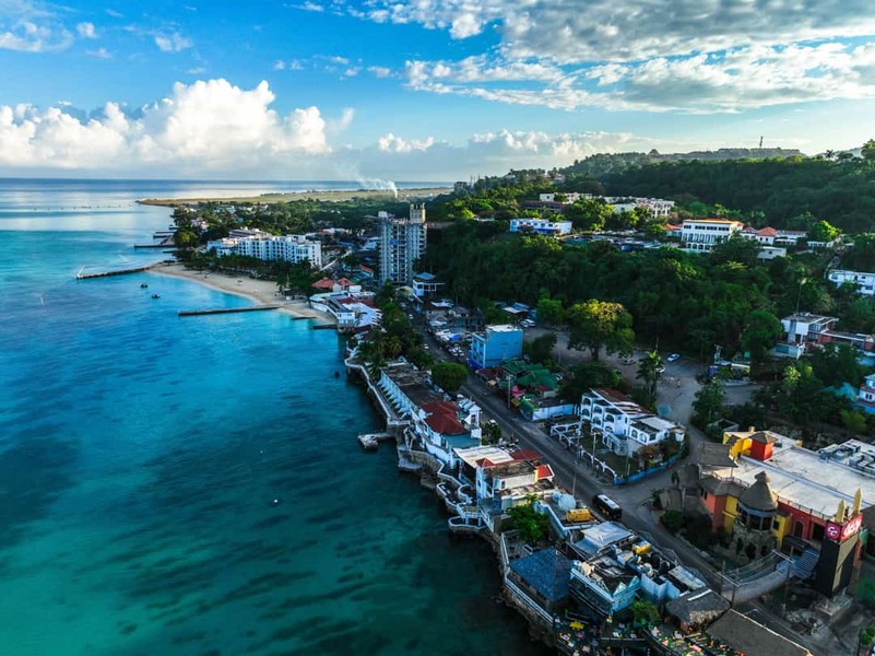 Luchtfoto van de waterkant van Montego Bay met hotels en stranden.