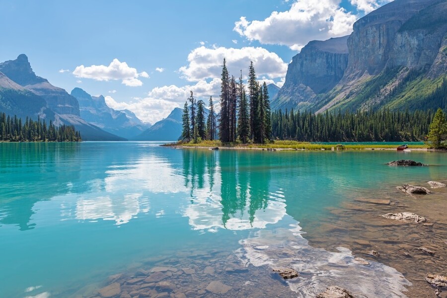 Spirit Island reflectie & Maligne Lake, Jasper national park, Canada.
