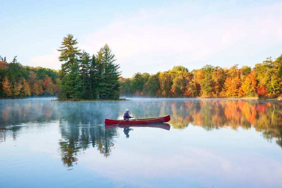 Kayak in Noord Minnesota in de herfst