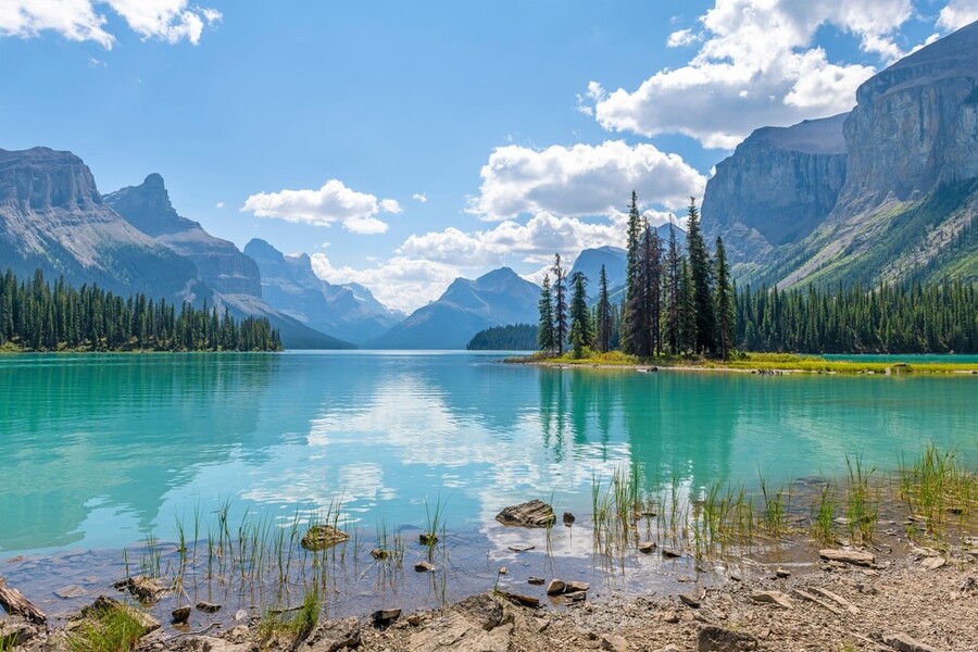 Spirit Island zomerreflectie, Jasper, Canada.