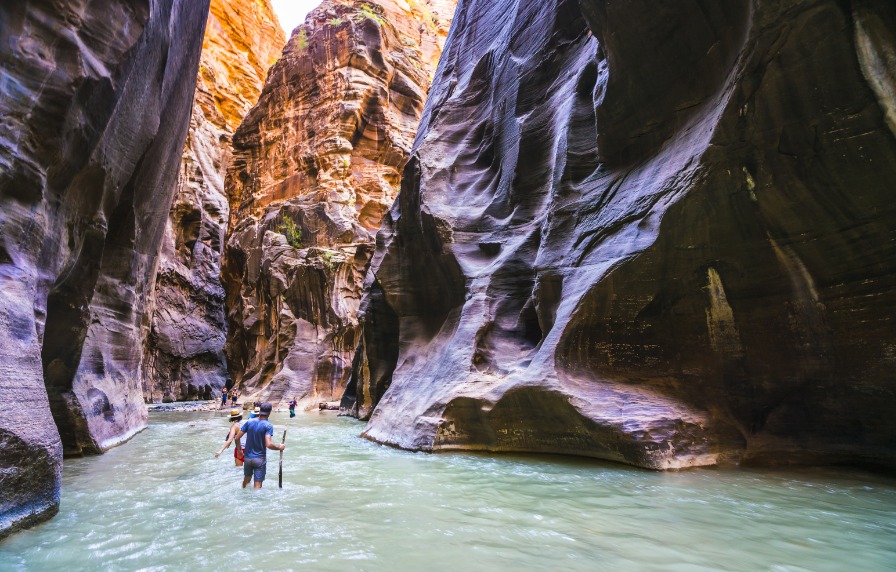 The Narrows: mensen wandelen in Zion door de rivier tijdens hun hike