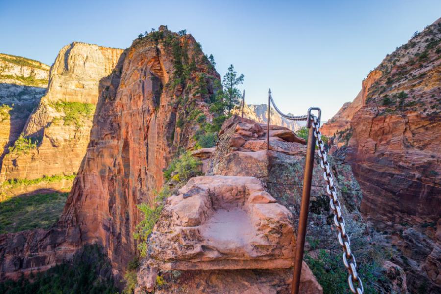 Panoramisch uitzicht op de beroemde steile Angels Landing-wandelroute in de schilderachtige Zion Canyon