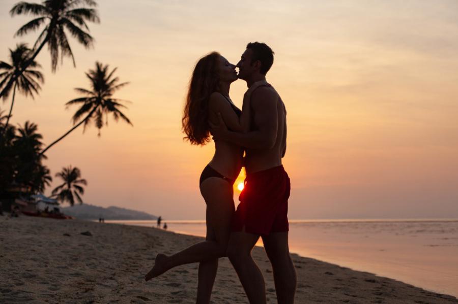 Romantisch koppel op Hawaii tijdens huwelijksreis