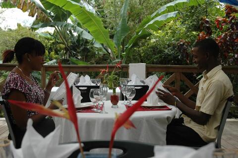 mensen aan het dineren Forres Park Nature Retreat