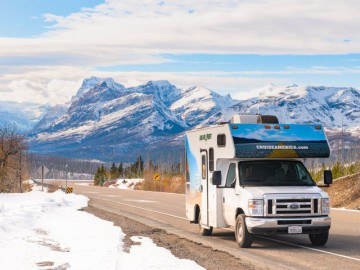 Camper rijd door bergen Amerika
