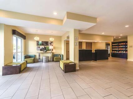 Lobby La Quinta Inn & Suites by Wyndham Collinsville - St. Louis