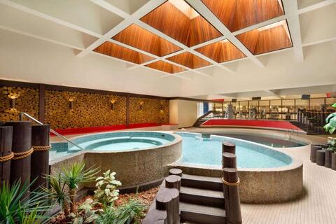 zwembad Ramada Plaza by Wyndham Regina Downtown