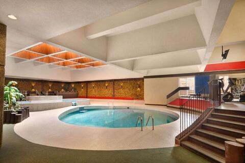 zwembad Ramada Plaza by Wyndham Regina Downtown