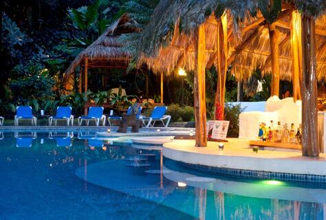 Cariblue Hotel zwembad in de avond