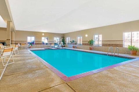 zwembad La Quinta Inn & Suites by Wyndham Midwest City - Tinker AFB