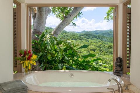 Silent Waters Villa badkamer met uitzicht op jungle