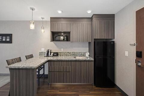 keuken in hotelkamer Home Inn & Suites Saskatoon South