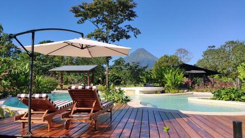 Arenal Glamping Hotel zwembad met bedjes