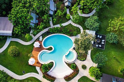 luchtfoto zwembad Arenal Glamping Hotel