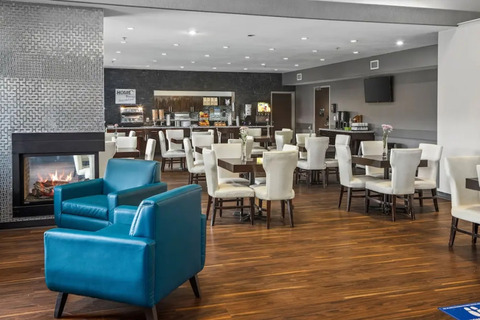 lobby Home Inn and Suites Regina Airport