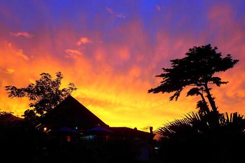 Tenorio Lodge tijdens zonsondergang