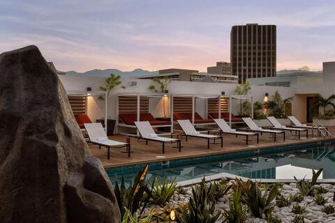 ligbedjes bij het zwembadRok Hotel Kingston