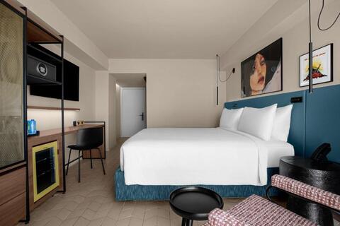 Kingsize bed Rok Hotel Kingston