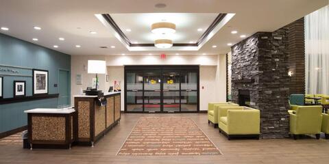 lobby Hampton Inn & Suites by Hilton Regina East Gate