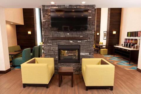lobby Hampton Inn & Suites by Hilton Regina East Gate