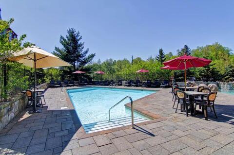 Homewood Suites by Hilton Mont-Tremblant Resort zwembad