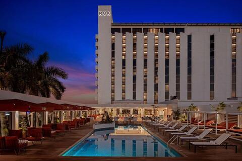 het zwembad in de avond Rok Hotel Kingston