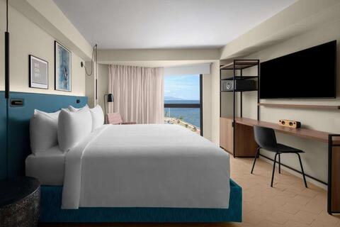 king suite met ocean view en balkon Rok Hotel Kingston
