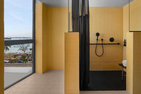 Walk inn douche in deluxe kingroom in Rok Hotel Kingston