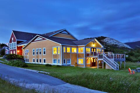 hotel in de avond Neddies Harbour Inn