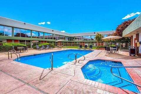 Buitenzwembad Clarion Inn Grand Junction Airport
