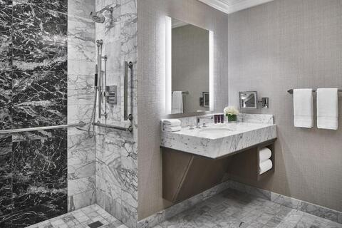 badkamer The Ritz-Carlton, Cleveland