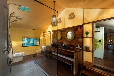 Badkamer in tent Hacienda Guachipelin