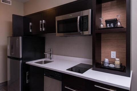keuken in hotelkamer TownePlace Suites by Marriott Saskatoon