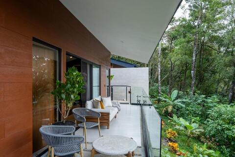 Koora Hotel balkon met uitzicht op jungle