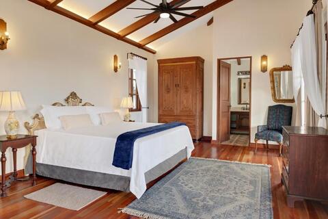 Premium Suite met twee queensize bedden, balkon met uitzicht op het bos El Lugar Costa Rica Resort
