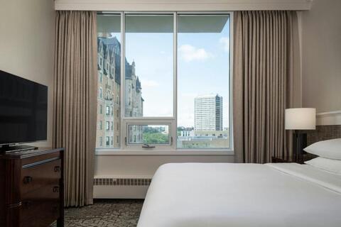 hotelkamer met uitzicht op de stad