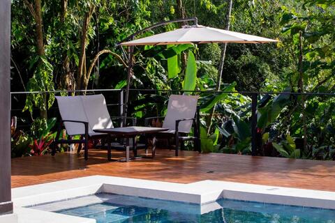 Zwembad met bedjes Arenal Manoa & Hot Springs