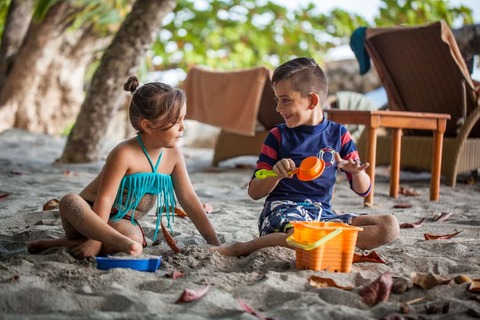 Spelende kinderen op het strand in Costa Rica